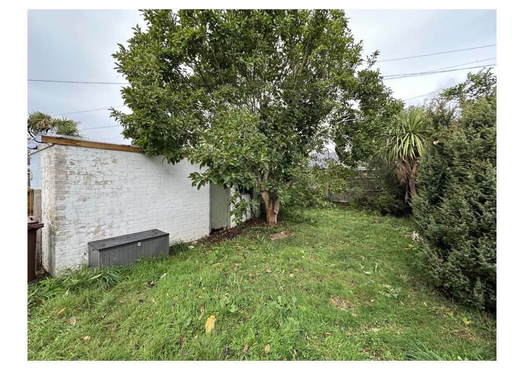 Lot: 171 - SEMI-DETACHED HOUSE WITH GARDEN TO FRONT AND REAR - External garden to the rear with storage shed